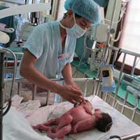 Sức khỏe đời sống - Đáng thương cặp song sinh dính bụng, hậu môn