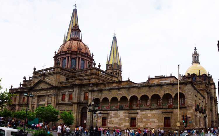 Nhà thờ Guadalajara mang kiến trúc cổ kính với nhiều nét chạm khắc tinh xảo.
