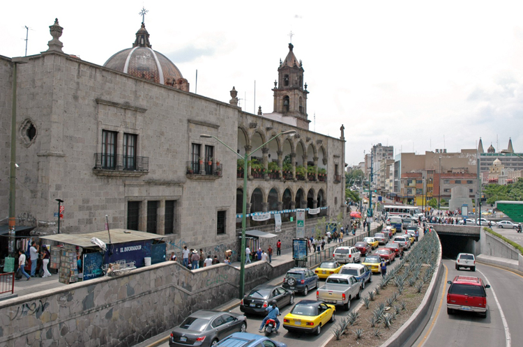 Đường phố Guadalajara rất tấp nập, sống động.