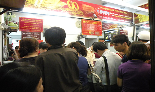 Vàng mất giá, dân đổ xô đi mua - 2