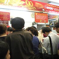 Tài chính - Bất động sản - Vàng mất giá, dân đổ xô đi mua