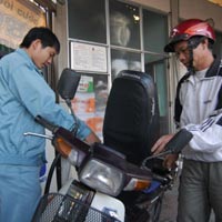 Thị trường - Tiêu dùng - Giá xăng dầu: "giảm 1, tăng 3"