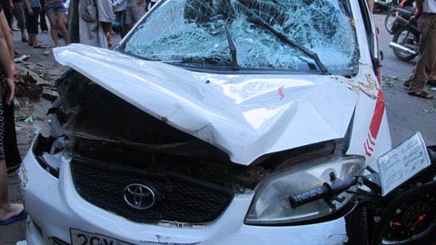 Xe ôm nổi hứng lái taxi gây tai nạn - 2