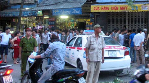 Xe ôm nổi hứng lái taxi gây tai nạn - 3