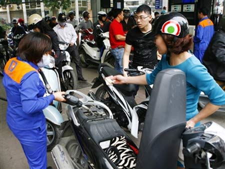 Vì sao xăng chỉ giảm 500 đồng/lít? - 2