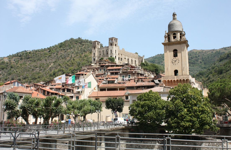 Apricale giáp các đô thị sau: Bajardo, Castelvittorio, Dolceacqua, Isolabona, Perinaldo, Pigna, Rocchetta Nervina, và Sanremo.