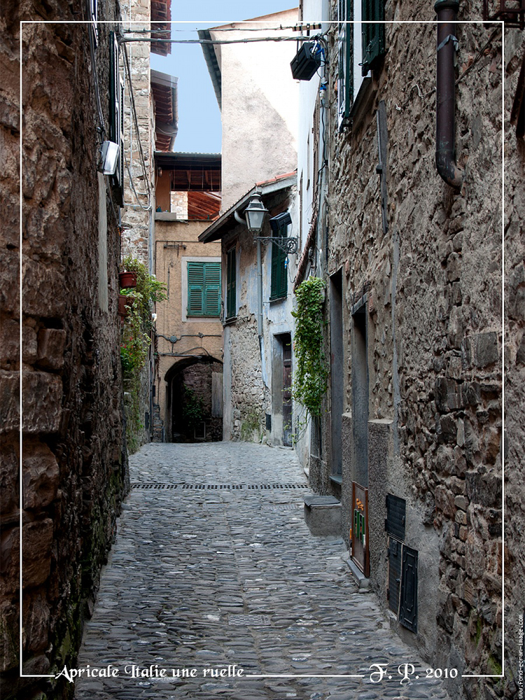 Giống như nhiều ngôi làng cổ châu Âu, Apricale cũng có những con đường nhỏ sâu hun hút.