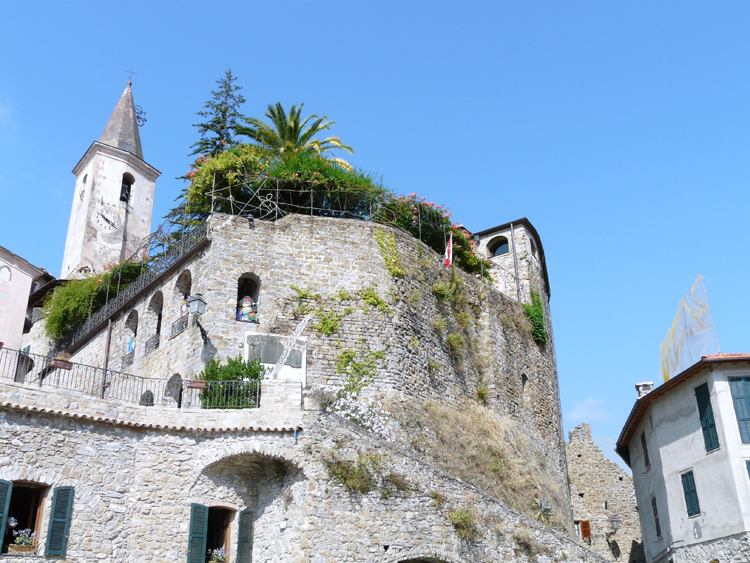 Lâu đài cổ Apricale cũng được xây dựng từ đá.