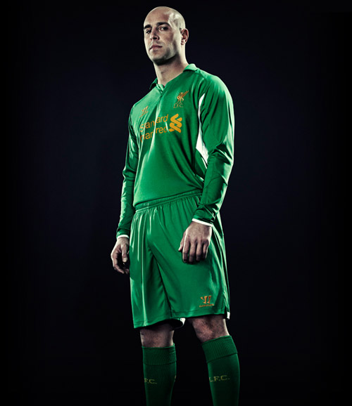 Liverpool quảng cáo áo đấu “phù thủy” - 2