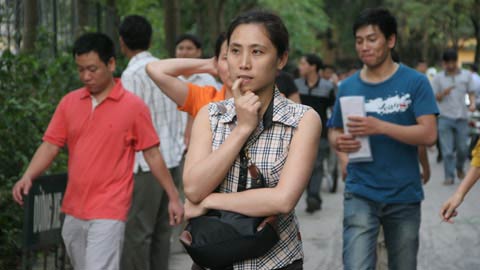 Xô đổ cổng trường mua đơn vào lớp 1 - 9