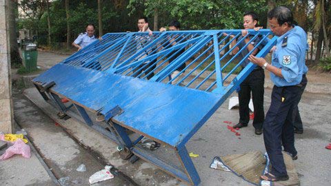 Xô đổ cổng trường mua đơn vào lớp 1 - 10