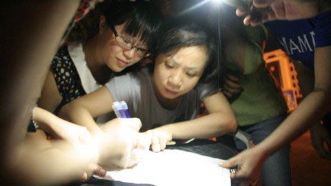 Xô đổ cổng trường mua đơn vào lớp 1 - 2