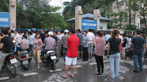 Xô đổ cổng trường mua đơn vào lớp 1 - 3