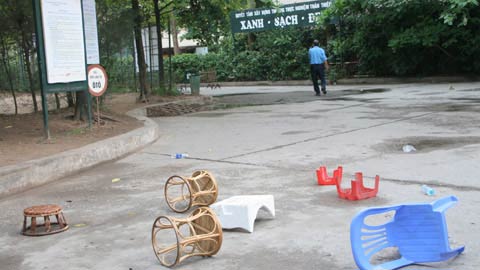 Xô đổ cổng trường mua đơn vào lớp 1 - 4