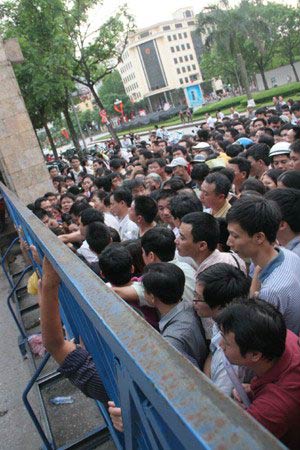 Xô đổ cổng trường mua đơn vào lớp 1 - 5