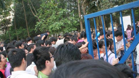 Xô đổ cổng trường mua đơn vào lớp 1 - 6