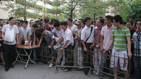 Xô đổ cổng trường mua đơn vào lớp 1 - 7