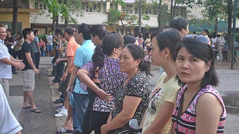 Xô đổ cổng trường mua đơn vào lớp 1 - 8