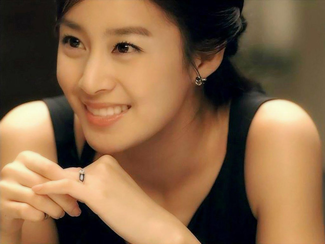Kim Tae Hee được đánh giá là diễn viên có đôi mắt đẹp nhất và khuôn mặt hoàn hảo.