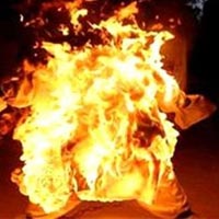 Pháp luật - Thiêu sống vợ ở nghĩa trang rồi tự vẫn