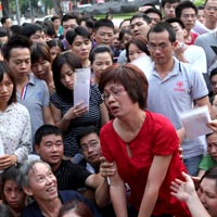 Tin tức trong ngày - Suýt ngất xỉu chờ “mua chữ” cho con