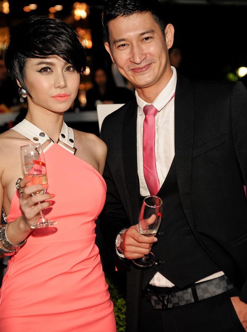 Ngọc Diệp cũng lộ rõ sẹo dao kéo vòng 1 - 2