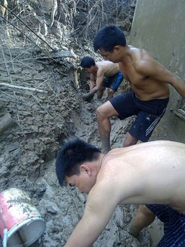 Nước hồ thủy điện rút, dân dở khóc dở cười - 3
