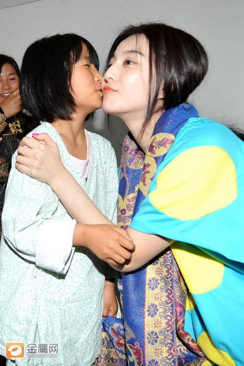 Phạm Băng Băng nhí nhảnh làm từ thiện - 6