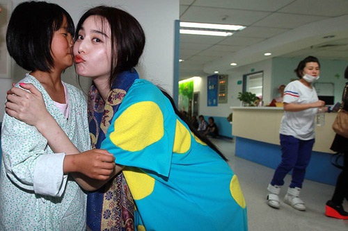 Phạm Băng Băng nhí nhảnh làm từ thiện - 2