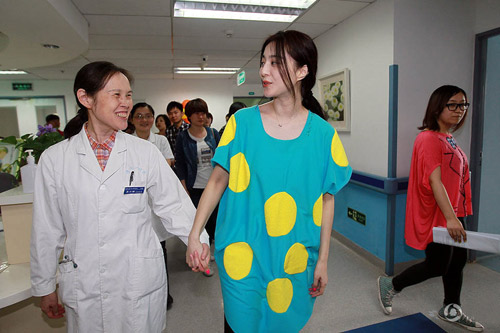 Phạm Băng Băng nhí nhảnh làm từ thiện - 3