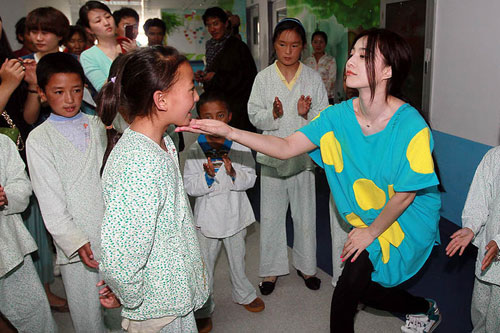 Phạm Băng Băng nhí nhảnh làm từ thiện - 4