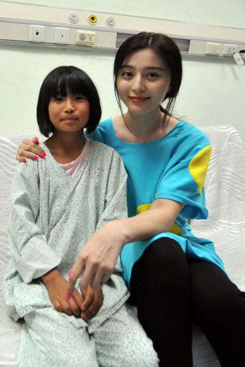 Phạm Băng Băng nhí nhảnh làm từ thiện - 5