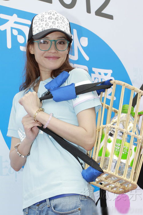 Phạm Băng Băng nhí nhảnh làm từ thiện - 9