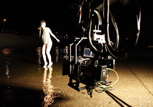 Nữ ca sỹ "vờ nude" quay MV - 2