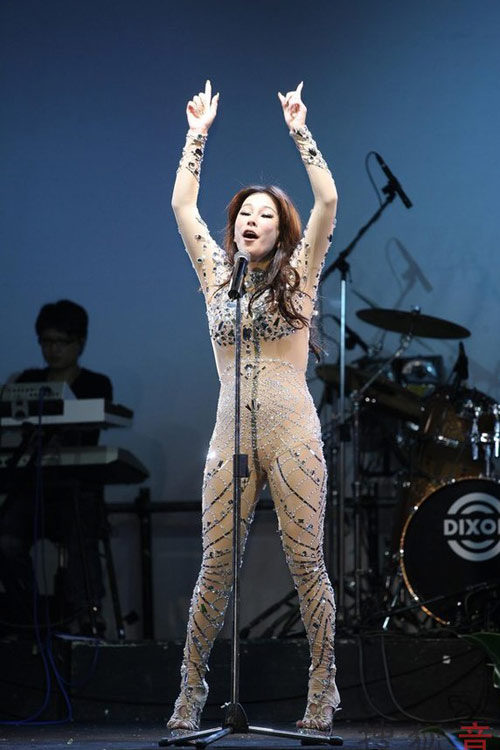 Nữ ca sỹ "vờ nude" quay MV - 4