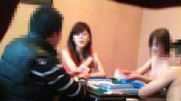 Chơi mạt chược… thoát y - 2