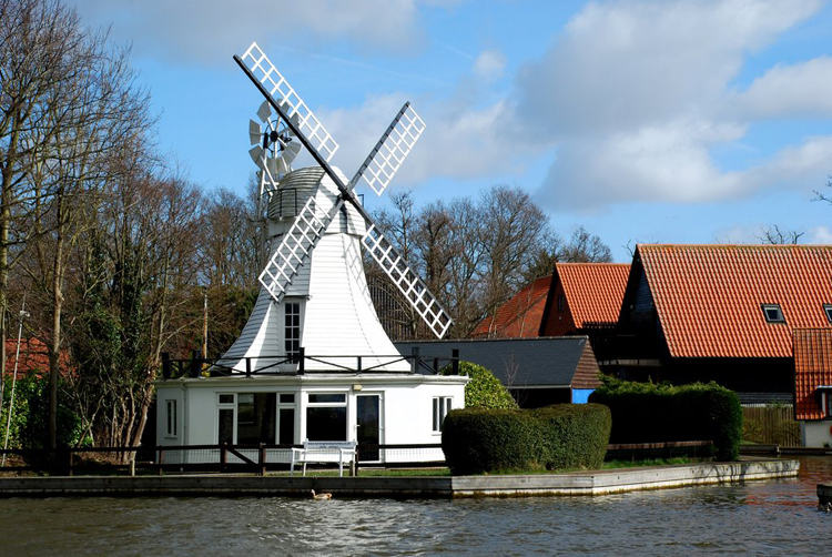 Một cối xay gió ven sông.