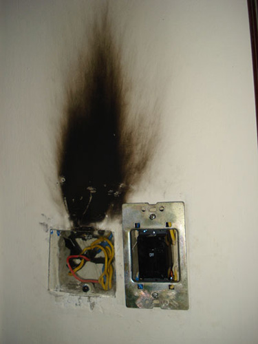 Giới khoa học nói gì về bé gái gây cháy? - 2