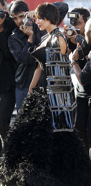 Người mẫu Đức thiếu vải trầm trọng - 12