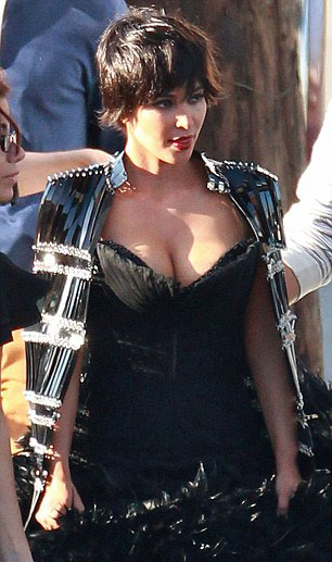 Người mẫu Đức thiếu vải trầm trọng - 16