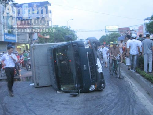 Bị xe tải “thổi” bay, thoát chết khó tin - 2