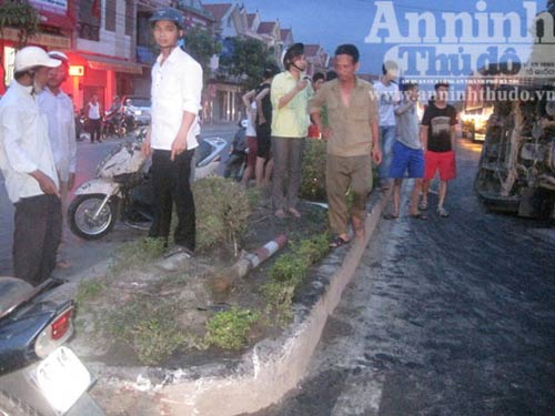 Bị xe tải “thổi” bay, thoát chết khó tin - 4