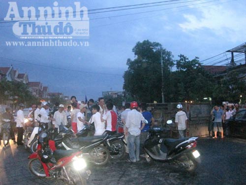 Bị xe tải “thổi” bay, thoát chết khó tin - 5