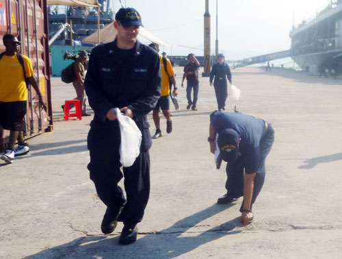 Ai xung phong nhặt rác? - 2