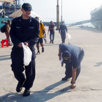 Tin Đà Nẵng - Ai xung phong nhặt rác?