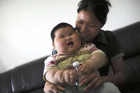Bé 18 tháng tuổi đã nặng 19kg - 1