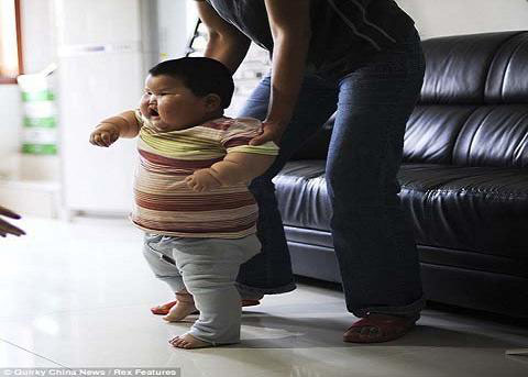 Bé 18 tháng tuổi đã nặng 19kg - 2