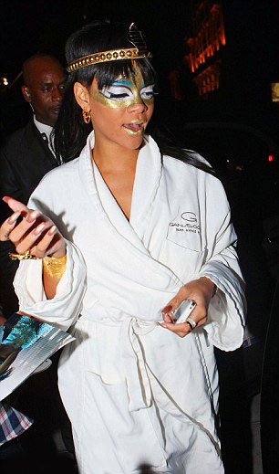 Rihanna dát vàng môi, mắt - 1