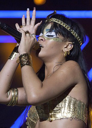 Rihanna dát vàng môi, mắt - 6