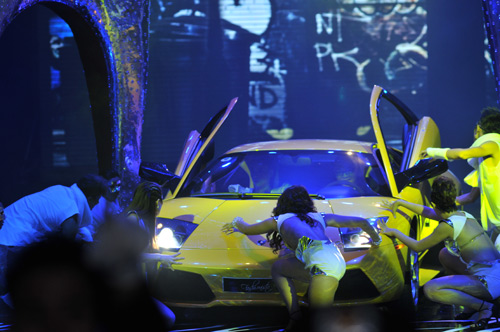 Hà Hồ mang siêu xe lên sân khấu - 2